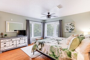 4 室のベッドルーム、デスク、アイロン / アイロン台、旅行用ベビーベッド