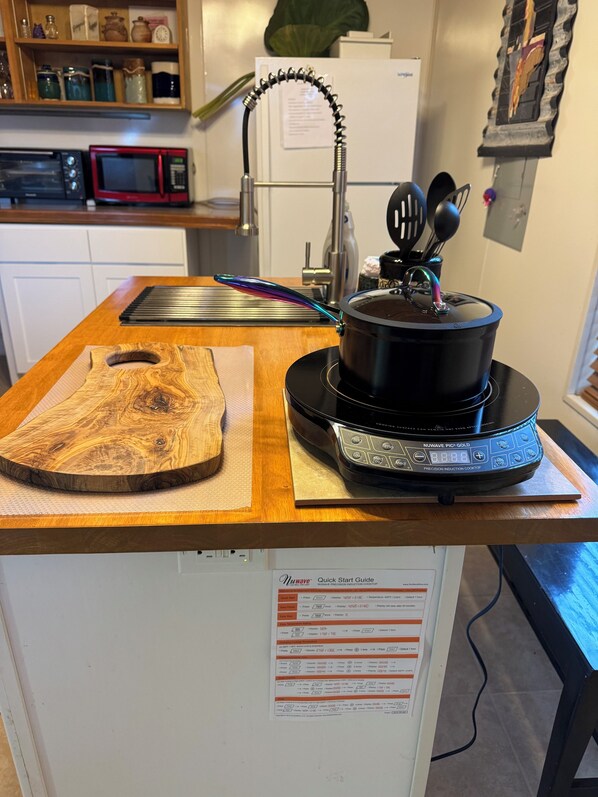 Réfrigérateur, four à micro-ondes, un four, surface de cuisson