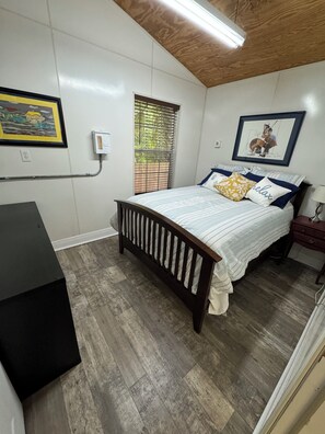 1 bedroom, WiFi, bed sheets - Artist studio with comfy living accommodations. (Bay St. Louis)