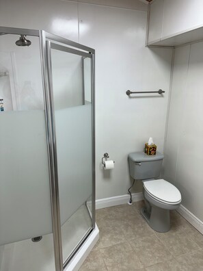 Shower, hair dryer, towels, soap - Artist studio with comfy living accommodations. (Bay St. Louis)