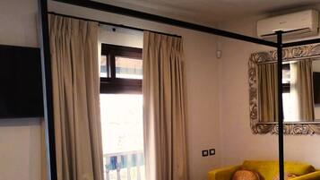 Habitación de lujo | Área de sala de estar | Televisión de 52 cm con canales digitales