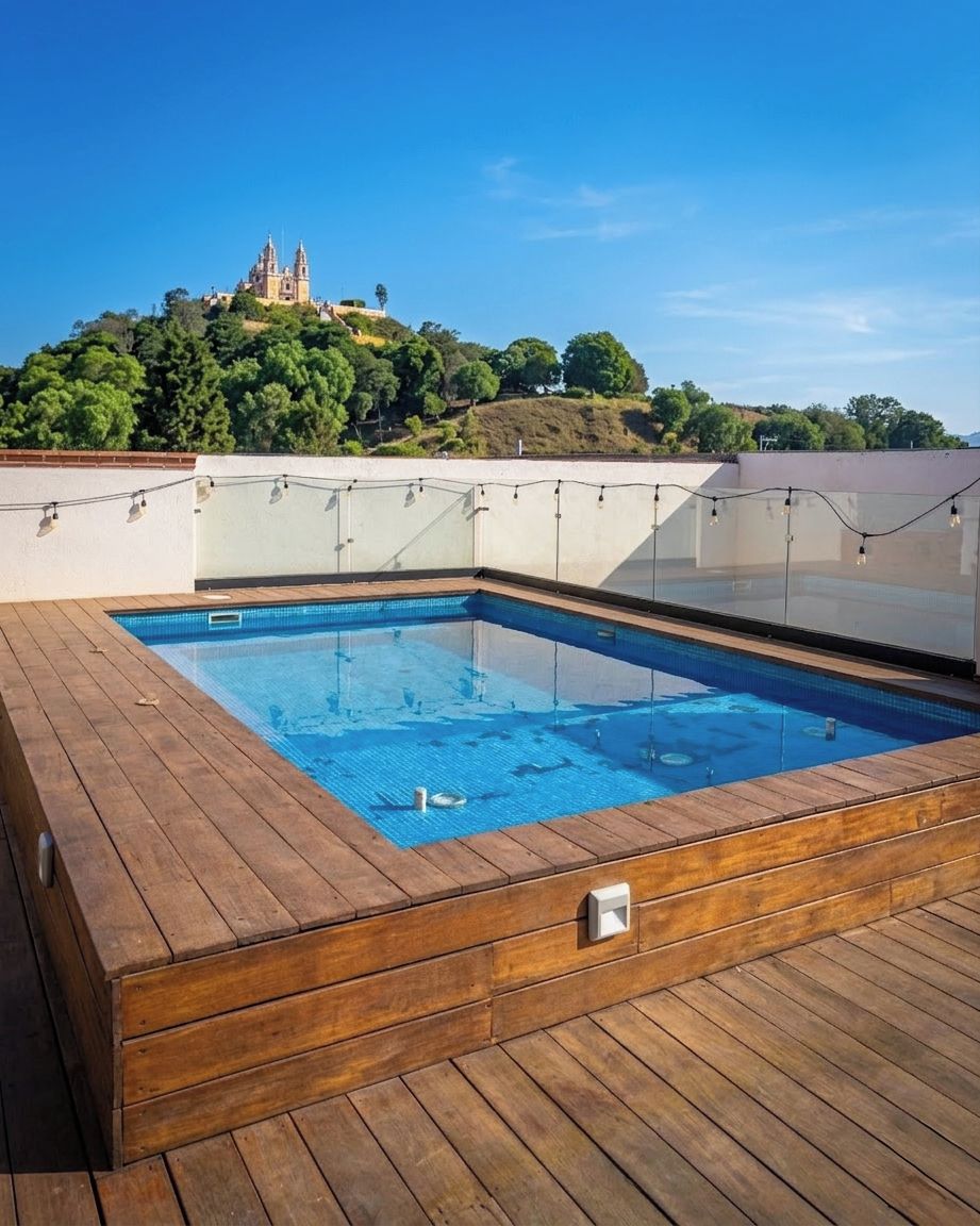 Una piscina al aire libre