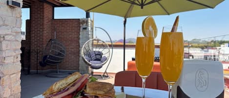 52-cm TV with cable channels