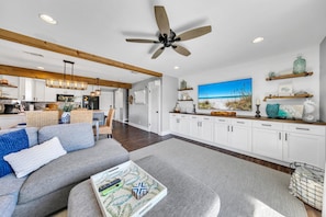 TV, books - 🦩Book Me Baby! Gulf Views ~ 2 Min to Beach ~ New Reno ~ Bikes, Beach Chairs, Toys   🦩 (Santa Rosa Beach)