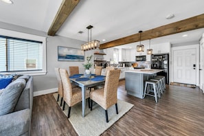 Dining - 🦩Book Me Baby! Gulf Views ~ 2 Min to Beach ~ New Reno ~ Bikes, Beach Chairs, Toys🦩 (Santa Rosa Beach)