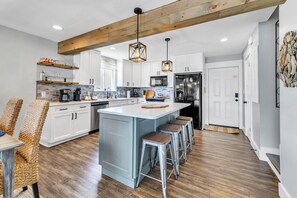 Kylskåp, mikrovågsugn, ugn och spishäll