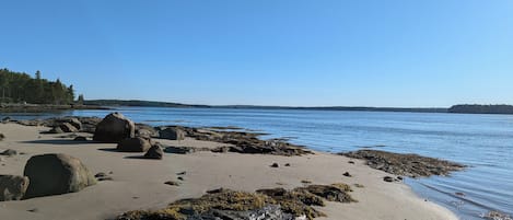 Sulla spiaggia, lettini da mare