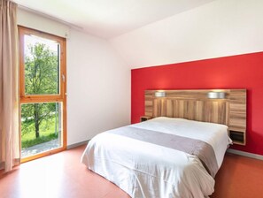 2 bedrooms, travel crib