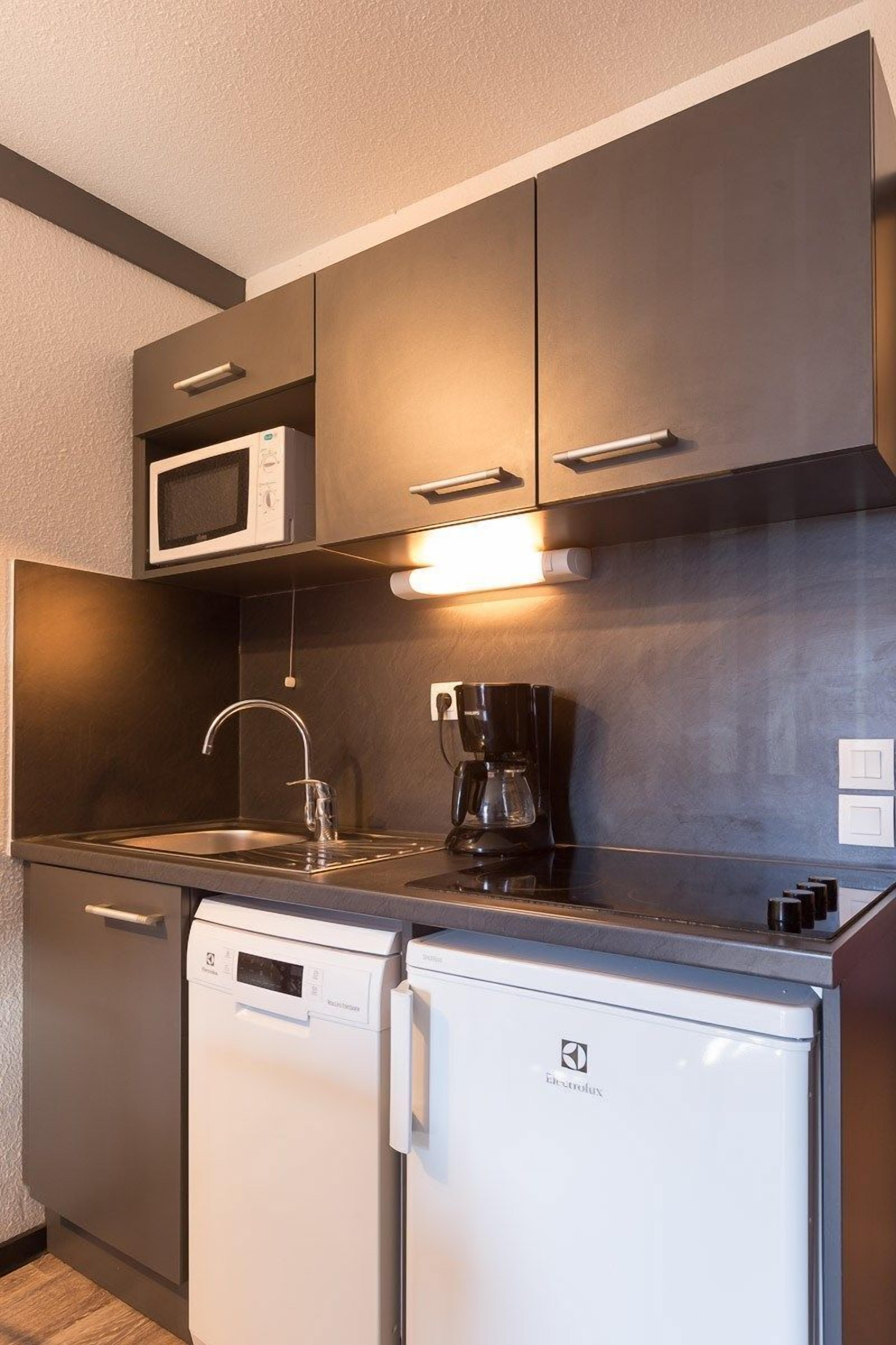 Jääkaappi, mikroaaltouuni, liesi, astianpesukone