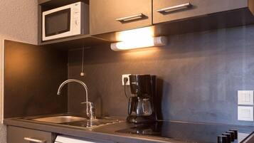 JÀÀkaappi, mikroaaltouuni, liesi, astianpesukone