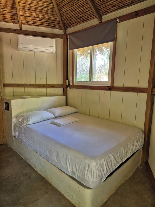 Basic Cabin, 1 Double Bed | Bed sheets - Bugambilias Alojamiento (Puerto Escondido)