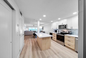 Kylskåp, mikrovågsugn, ugn och spishäll