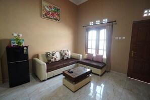 Family House | Living area | 24-inch LED TV with cable channels - Kingkost Tinosidin (Kasihan)