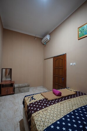 Family House | Desk - Kingkost Tinosidin (Kasihan)