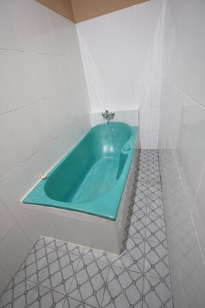 Familiehus | Bad | Dusj, dusjhode med hydromassaje og håndklær