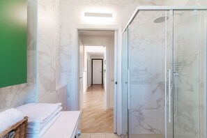 Shower, hair dryer, bidet, shampoo - Paradise View - MyHomeinComo (Como)