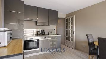 Fridge, cookware/dishes/utensils