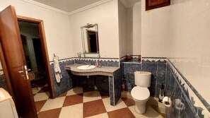 Chuveiro, bidê, toalhas de banho, sabonete