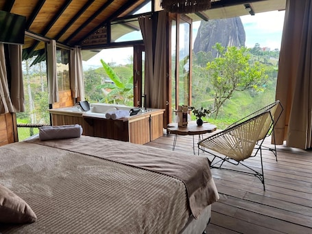 1 habitación, espacio para trabajar con laptop y cortinas blackout