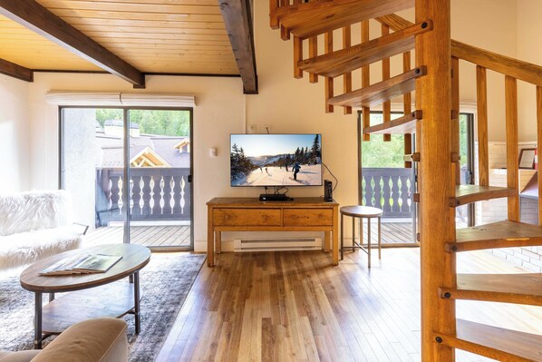 Una Smart TV, una chimenea