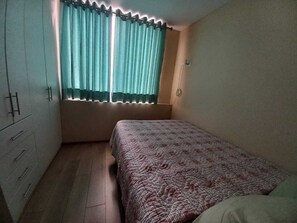 2 habitaciones, tabla de planchar con plancha, wifi y ropa de cama 