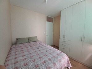 2 quartos, ferros/tábuas de passar roupa, Wi-Fi, roupa de cama