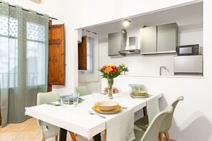 Dining - Your Home at the Cathedral - Palermo Cozy Flat (Palermo)