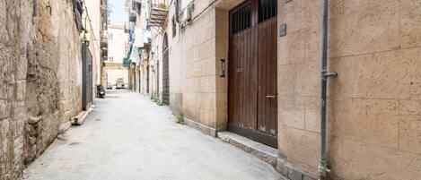 المنطقة المحيطة بالمنشأة