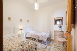 2 habitaciones, tabla de planchar con plancha, wifi y ropa de cama