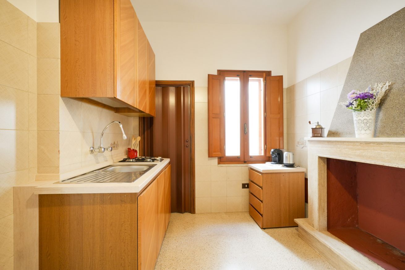 Kühlschrank, Herdplatte, Wasserkocher mit Kaffee-/Teezubehör