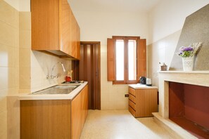 Een koelkast, een kookplaat, een koffiezetapparaat/waterkoker