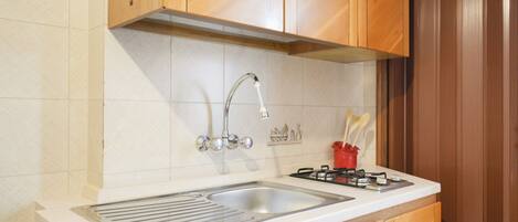 Réfrigérateur, plaque de cuisson, cafetière/bouilloire