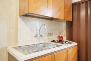 Fridge, stovetop, coffee/tea maker, electric kettle