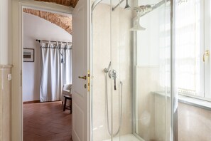 Regadera, secadora de cabello, bidet 