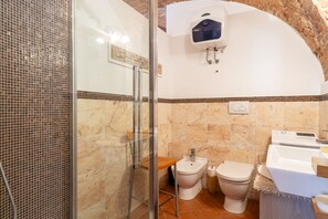 Chuveiro, secador de cabelo, bidê