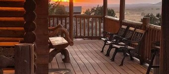 The Peacemaker Cabin: Cozy cabin in enjoyable Apple Valley with AC