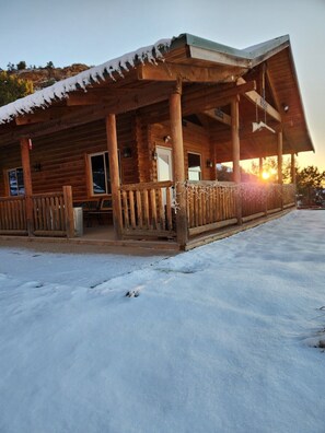 Exterior - The Peacemaker Cabin: Cozy cabin in enjoyable Apple Valley with AC (Apple Valley)