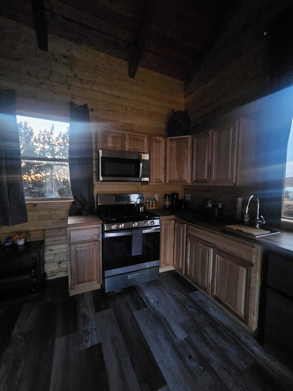 Paper towels - The Rocky Mountain Mountain Cabin: Charming 2-bedroom cabin in Apple Valley  (Apple Valley)