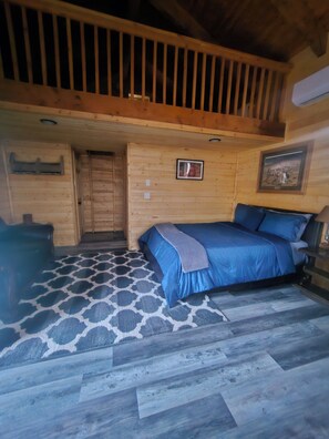 2 bedrooms, in-room safe, bed sheets - The Rocky Mountain Mountain Cabin: Charming 2-bedroom cabin in Apple Valley  (Apple Valley)