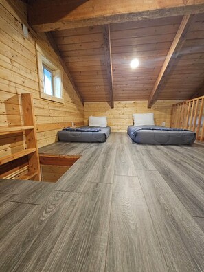 2 bedrooms, in-room safe, bed sheets