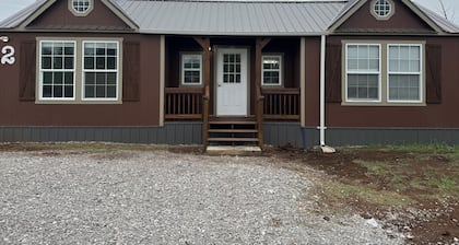 Cozy cabin near Medicine Park with AC, WiFi