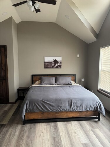 Cozy cabin near Medicine Park  with AC, WiFi