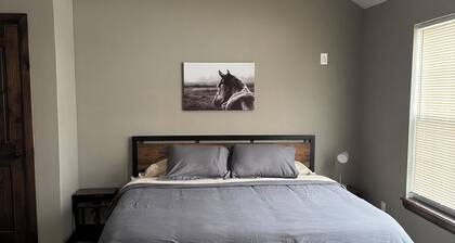 Cozy cabin near Medicine Park with AC, WiFi