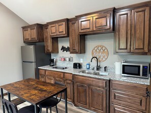 Réfrigérateur, micro-ondes, plaque de cuisson, cafetière/bouilloire