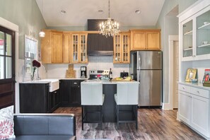 Kjøleskap, mikrobølgeovn, ovn og kokeplater