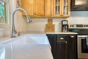 Fridge, microwave, oven, stovetop - Bike‘N’Roll Cottage: Adventure & Relaxation (Portland)