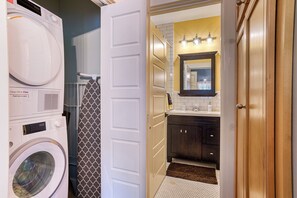 Dusj, hårføner, håndklær og såpe