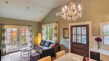 Smart TV, libros y monitor de computadora