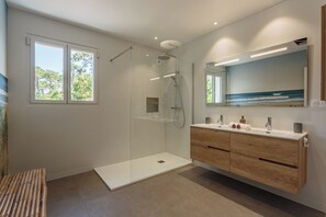 Een douche, een haardroger, handdoeken