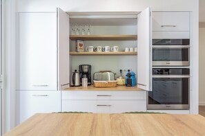 Kühlschrank, Mikrowelle, Ofen, Geschirrspüler